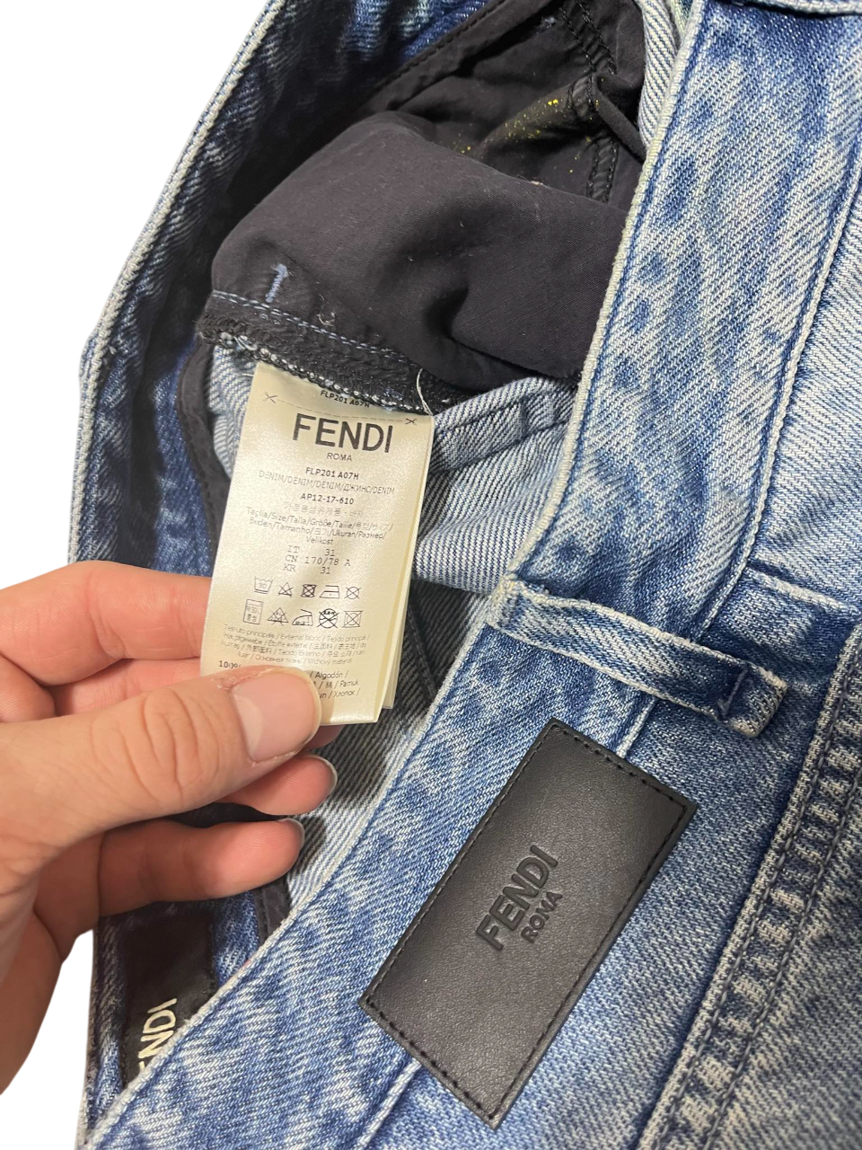 Fendi Roma címkés vintage világoskék farmernadrág, közelről, utcai ruházat