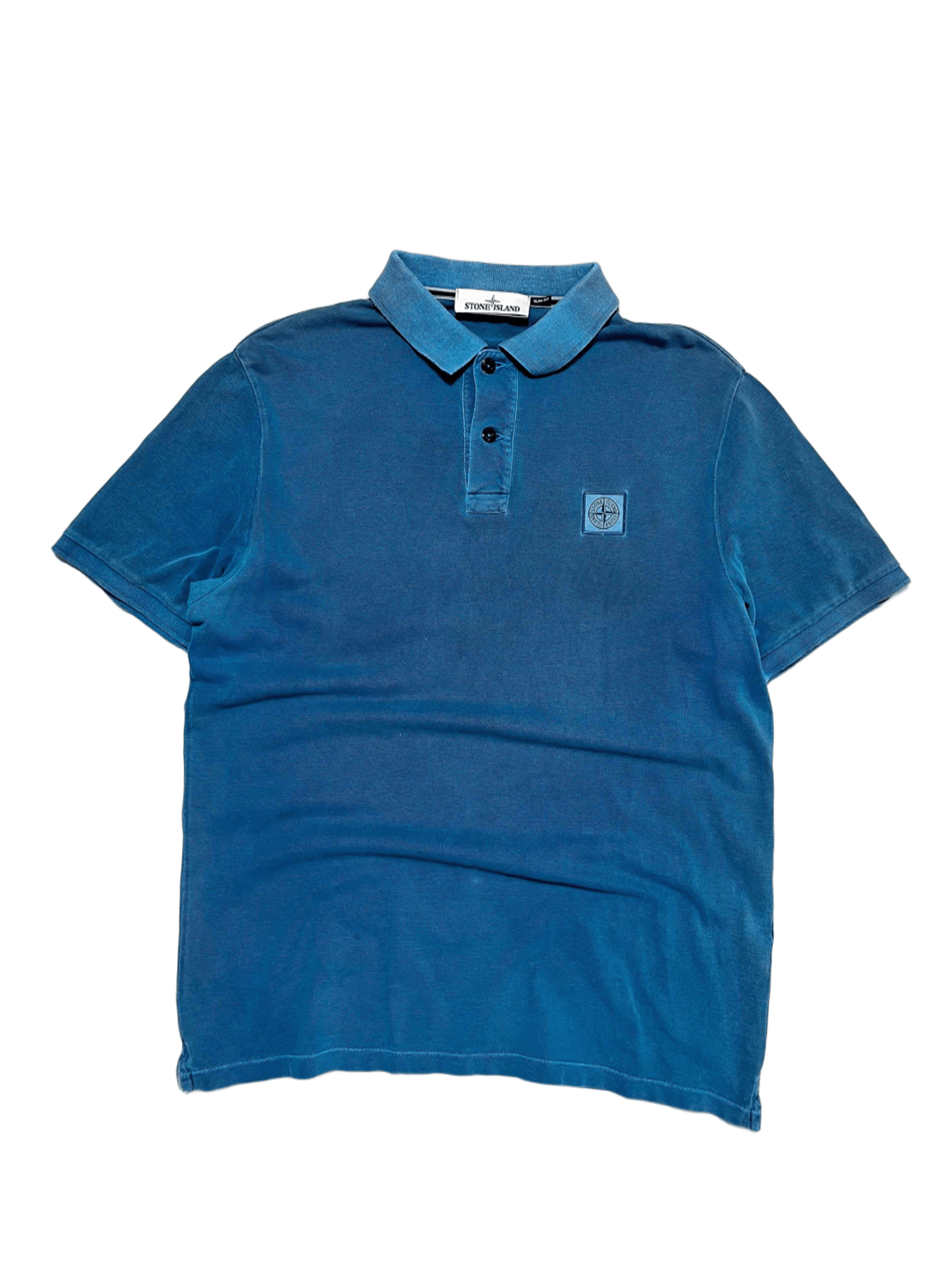 Kék rövid ujjú vintage Stone Island galléros póló, hímzett logóval, streetwear stílusban.