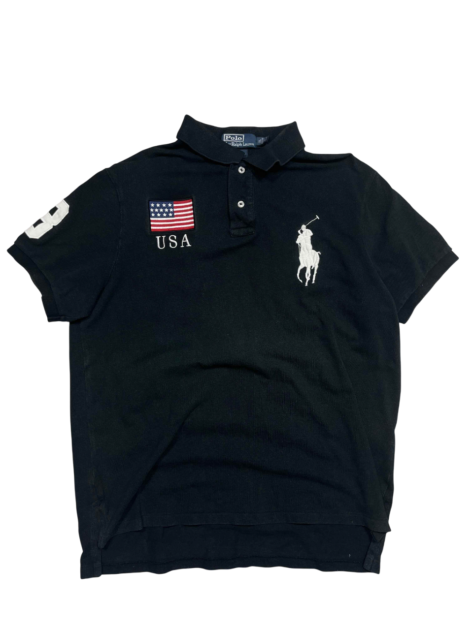 Fekete Polo Ralph Lauren póló amerikai zászlóval, USA felirattal, hímzett lovas logóval, vintage streetwear stílusban.