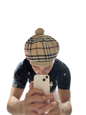 Fiatal férfi vintage kockás pomponos sapkában, streetwear stílusban, selfie-t készít