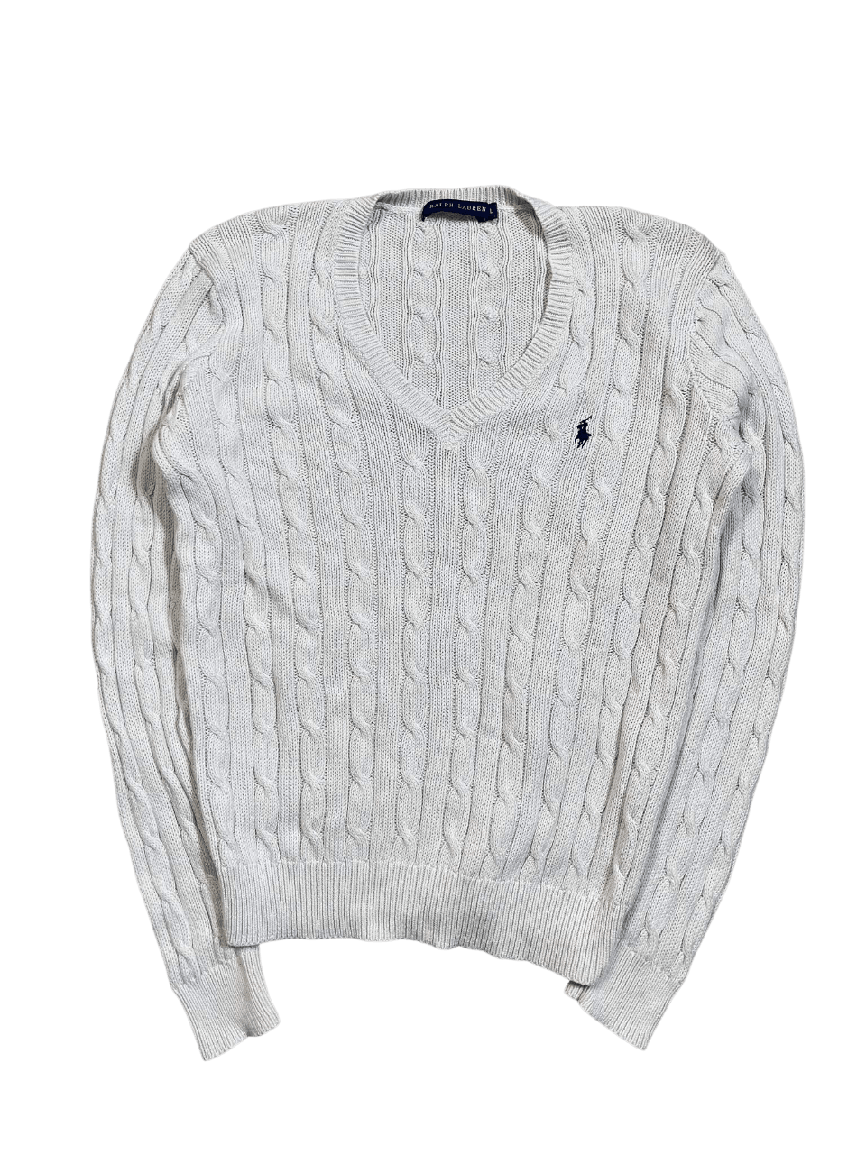 Fehér kötött Ralph Lauren pulóver V-nyakkivágással, vintage streetwear stílusban.