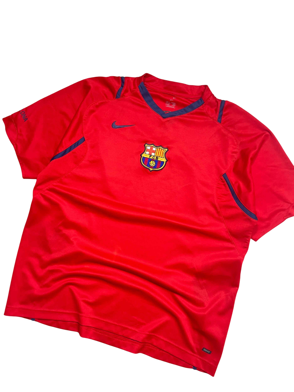 Vintage piros Nike Barcelona rövid ujjú streetwear póló, FCB címerrel, exkluzív stílus