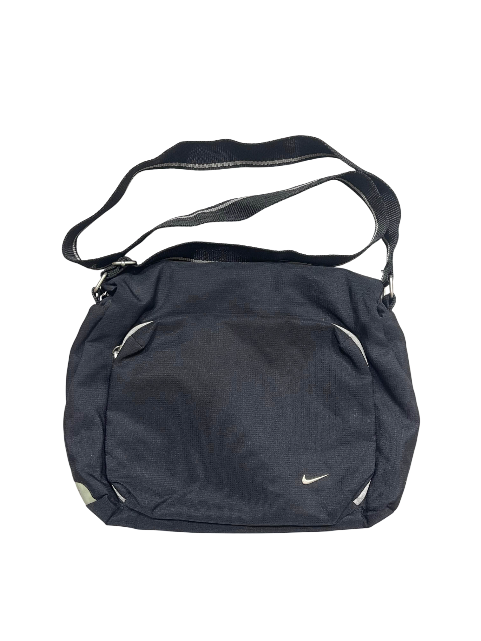 Fekete Nike válltáska streetwear stílusban, fehér logóval, állítható pánttal