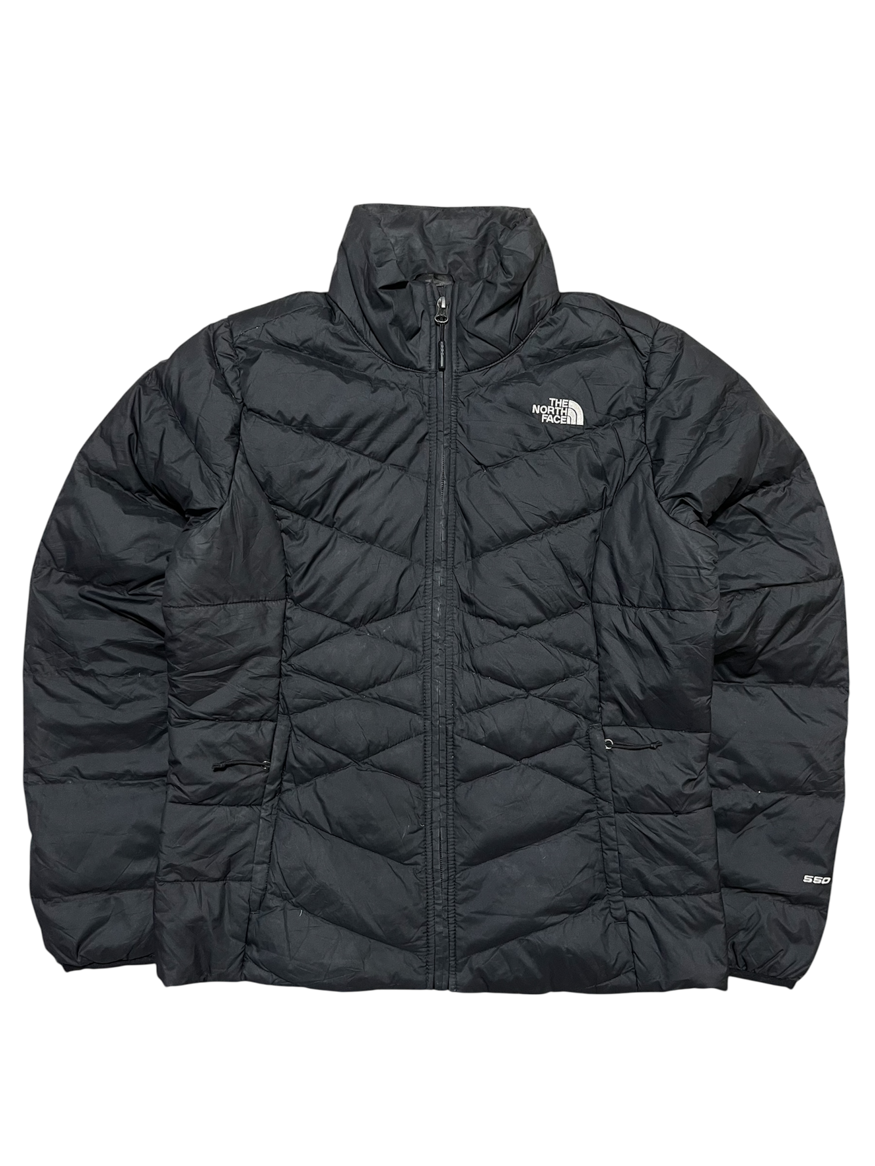 Fekete pufi dzseki, The North Face logóval, utcai viselethez, vintage streetwear stílusban.