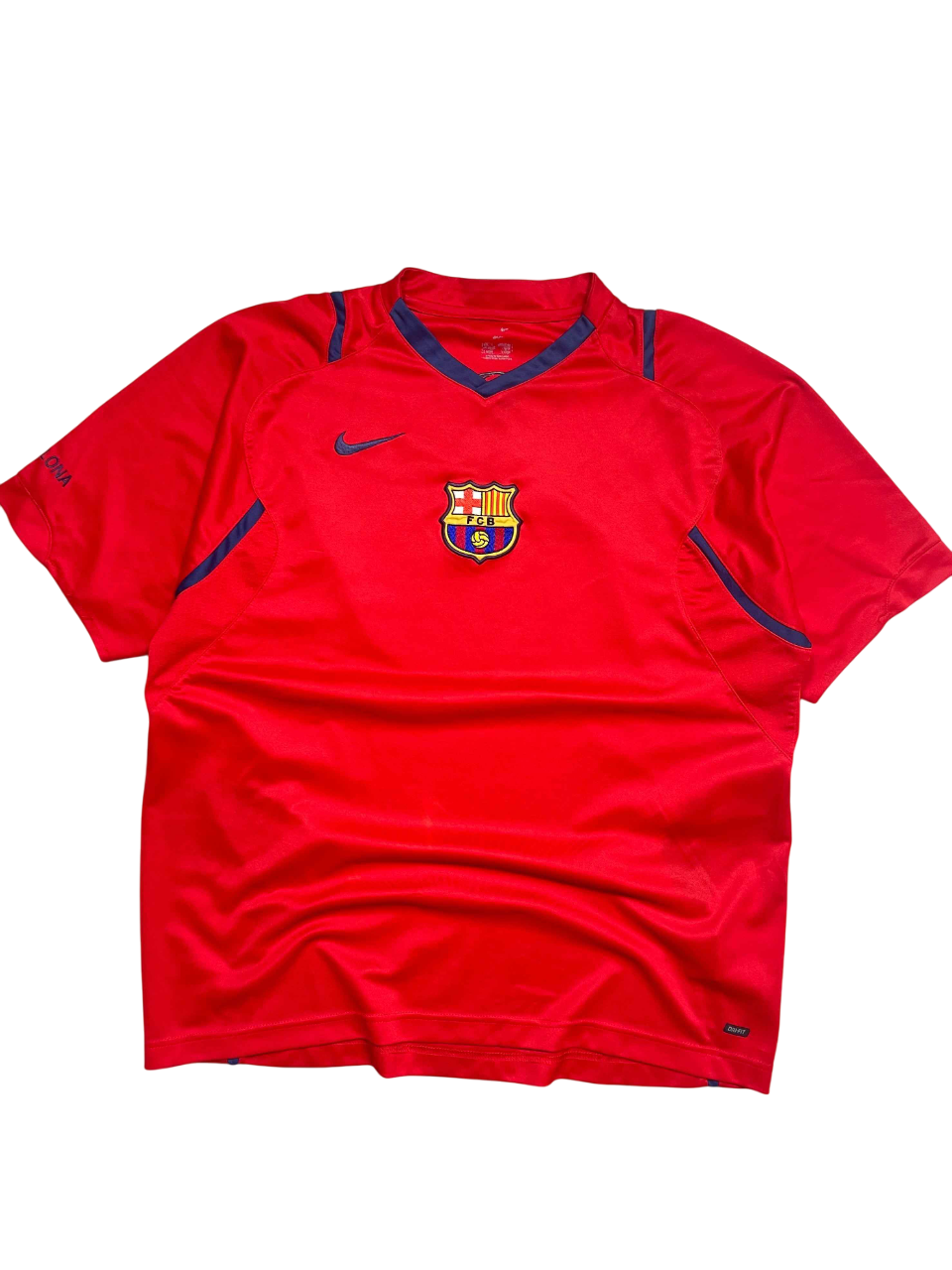 Vintage piros Nike Barcelona futballmez, rövid ujjú, címerrel az elején.