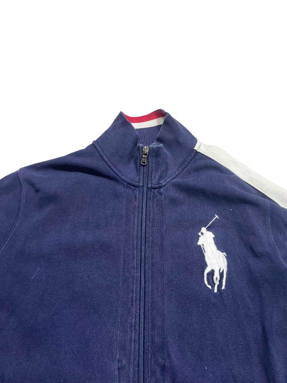Sötétkék cipzáras streetwear felső nagyméretű fehér hímzett logóval, fehér vállcsíkkal.