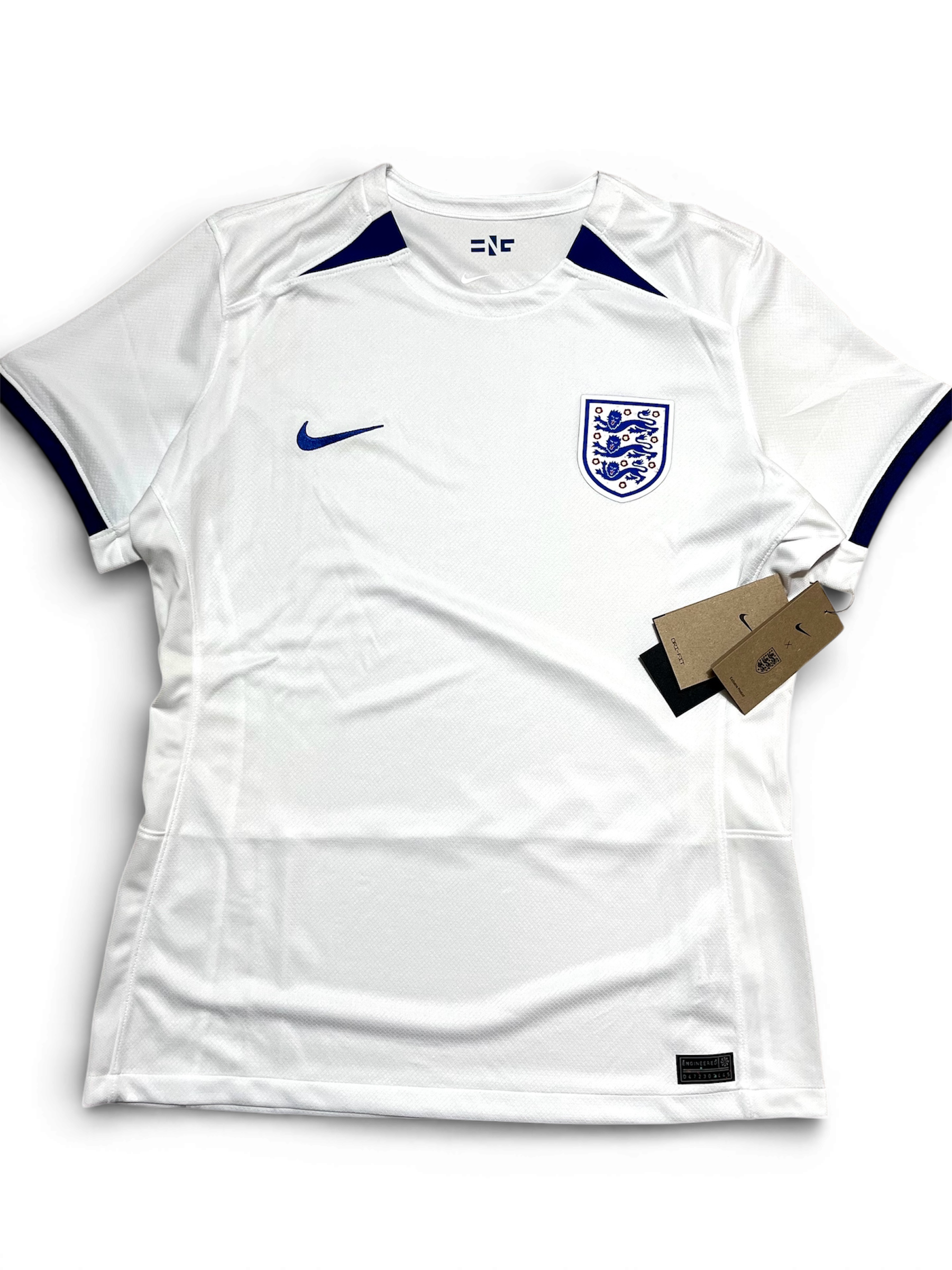 Fehér Anglia focimez Nike logóval és kék címerekkel, vintage streetwear stílus