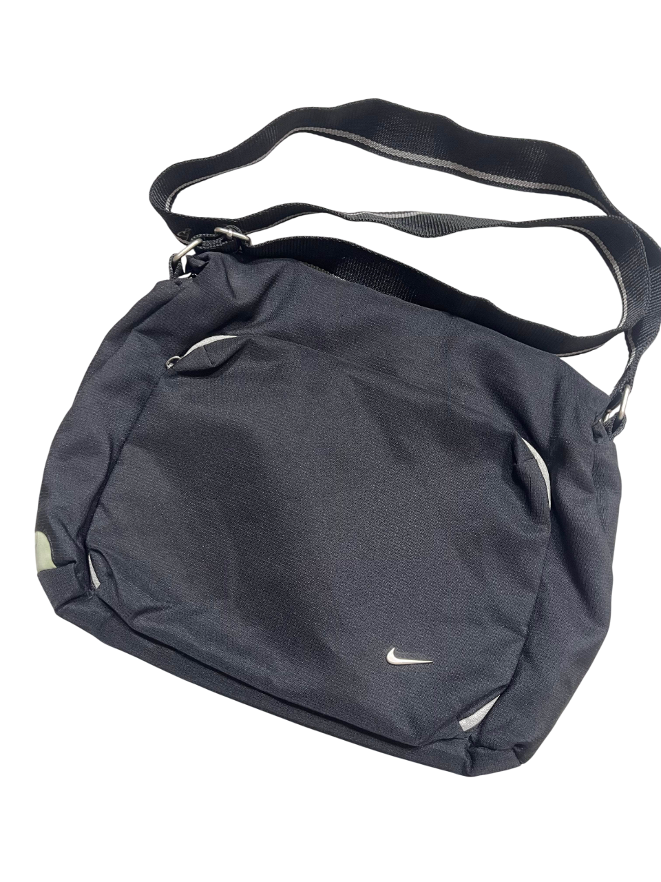 Fekete Nike válltáska, állítható pánttal, streetwear stílus, minimalista dizájn