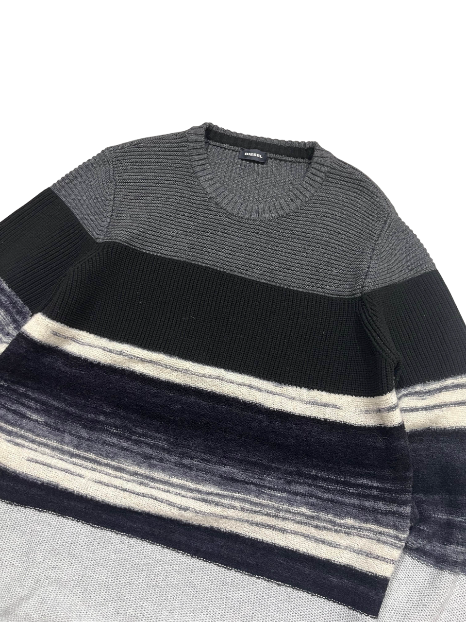 Diesel vintage stílusú, szürke-fekete csíkos kötött pulóver, streetwear divat