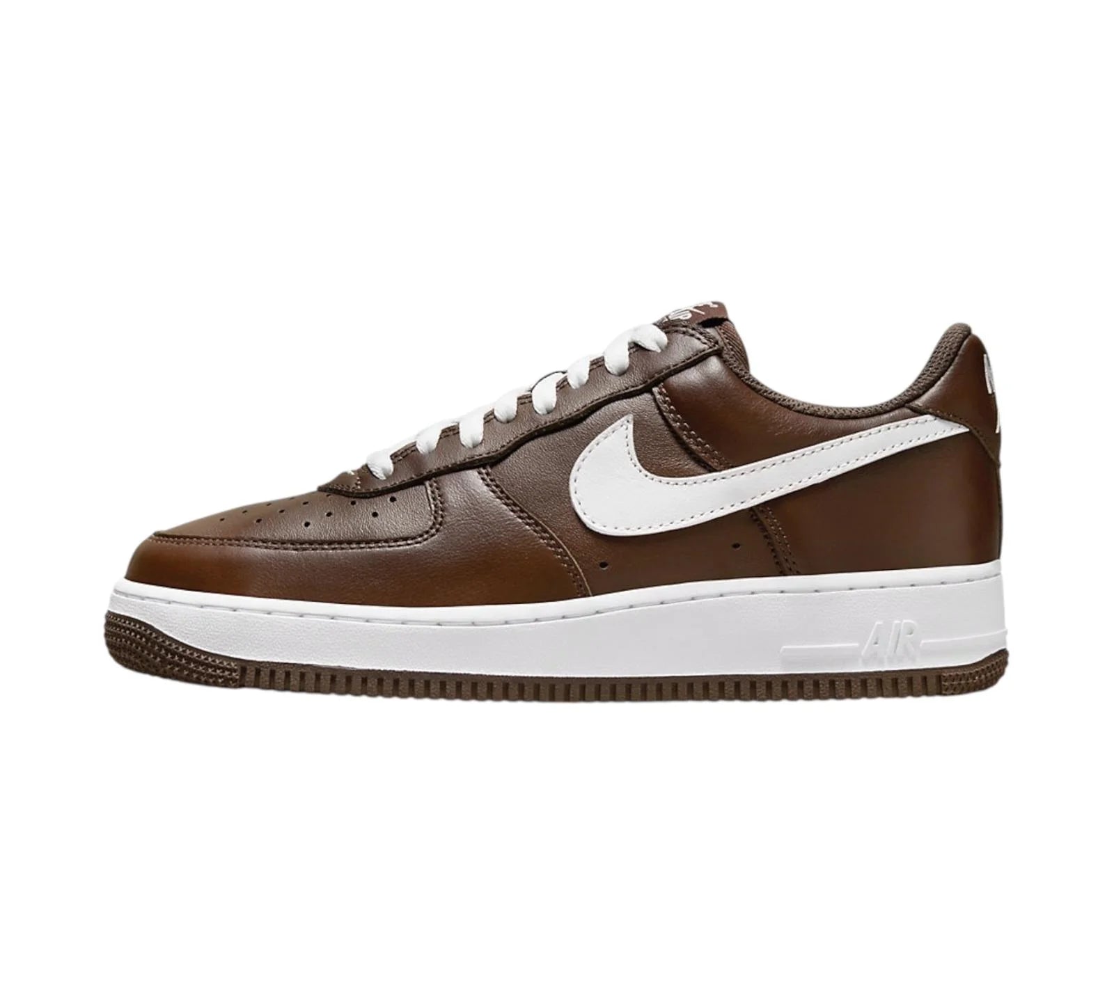 Barna-fehér Nike Air Force 1 sneaker streetwear stílusban, fehér talppal, oldalnézet