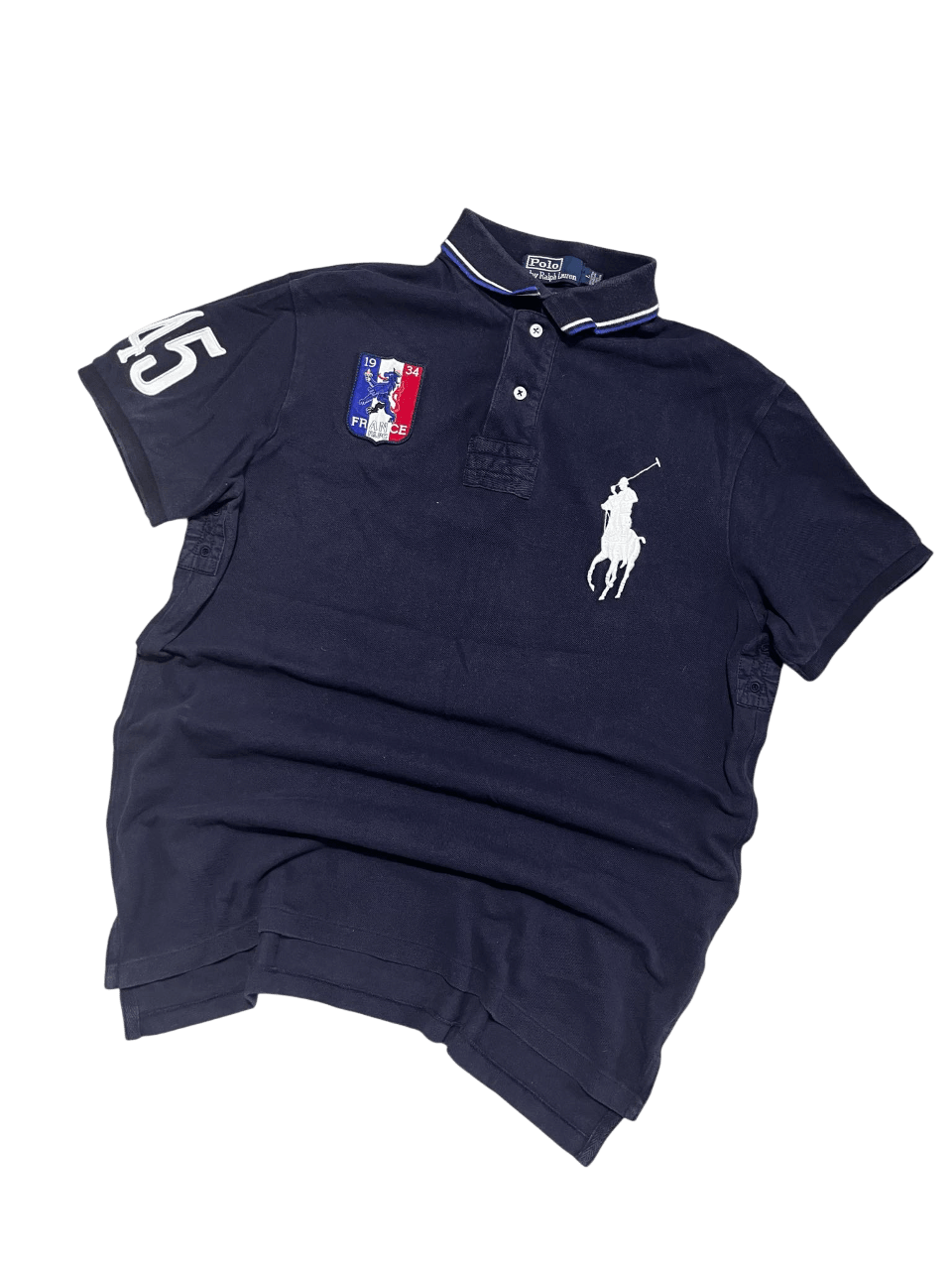 Sötétkék vintage Ralph Lauren galléros póló, logóval, francia zászlóval és 45-ös számmal díszítve.