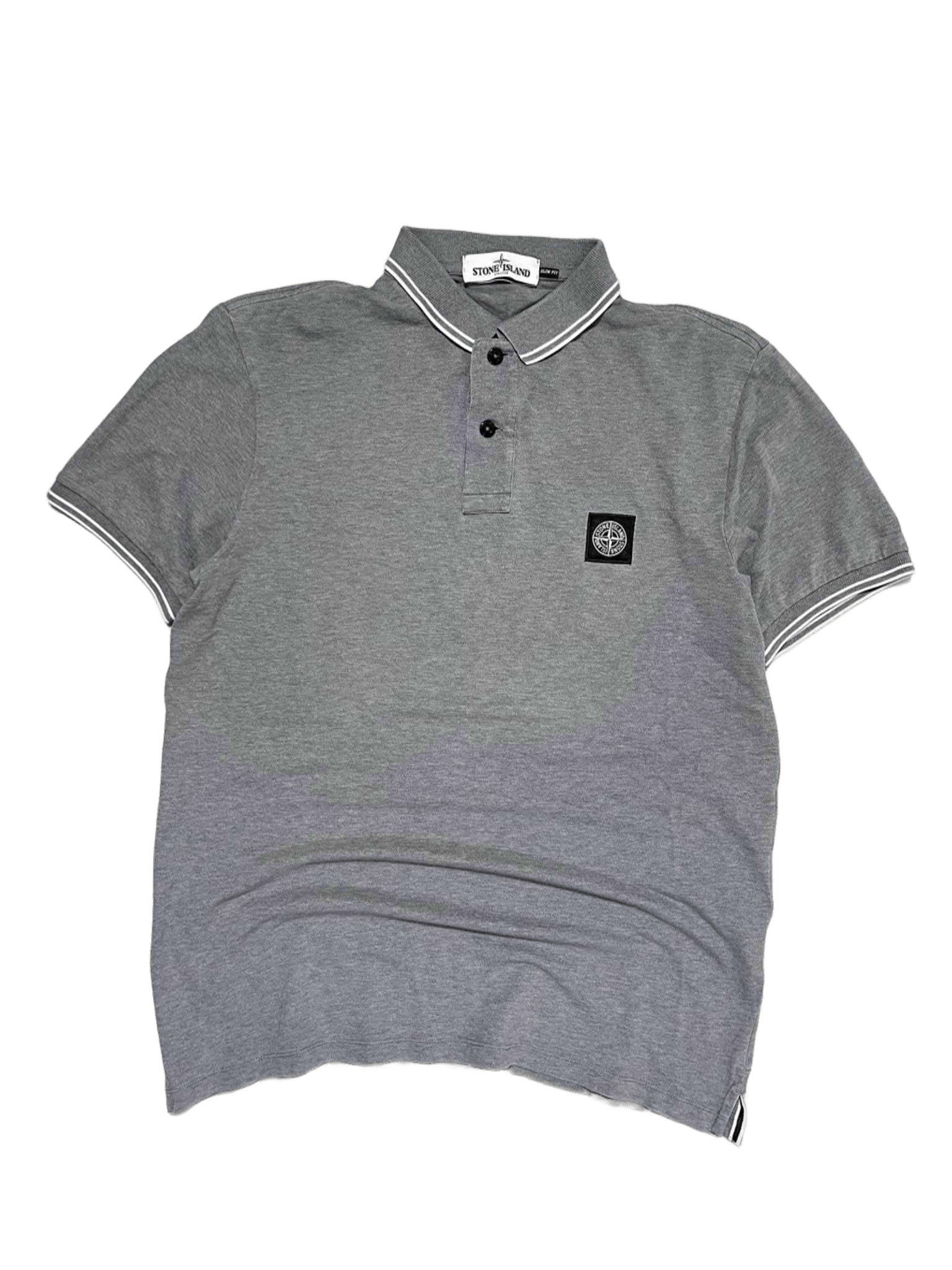 Szürke, rövid ujjú Stone Island galléros póló fekete logó folttal, vintage streetwear stílusban.
