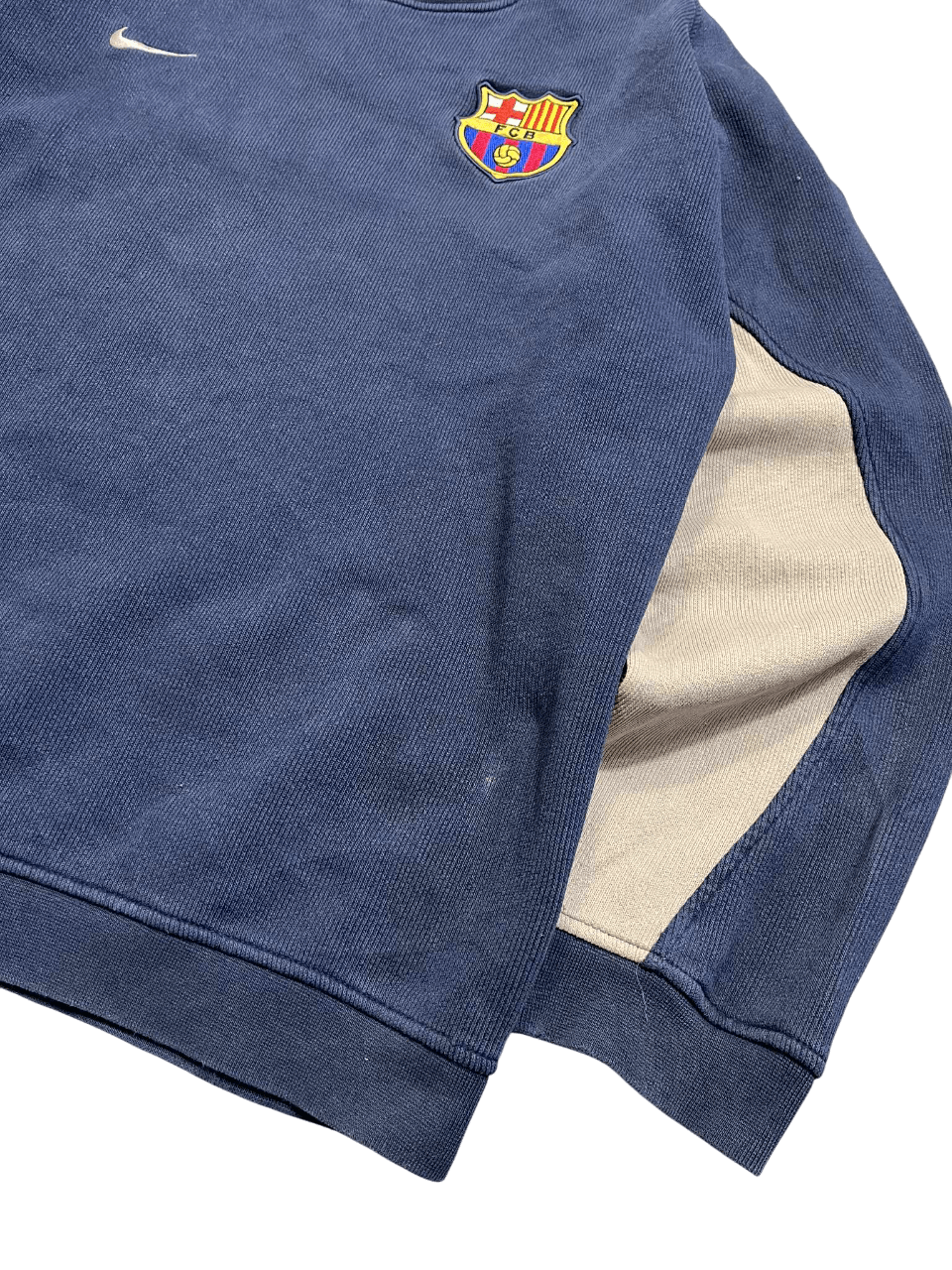 Kék, vintage stílusú Nike Barcelonás streetwear pulóver logóval, világos betétekkel.