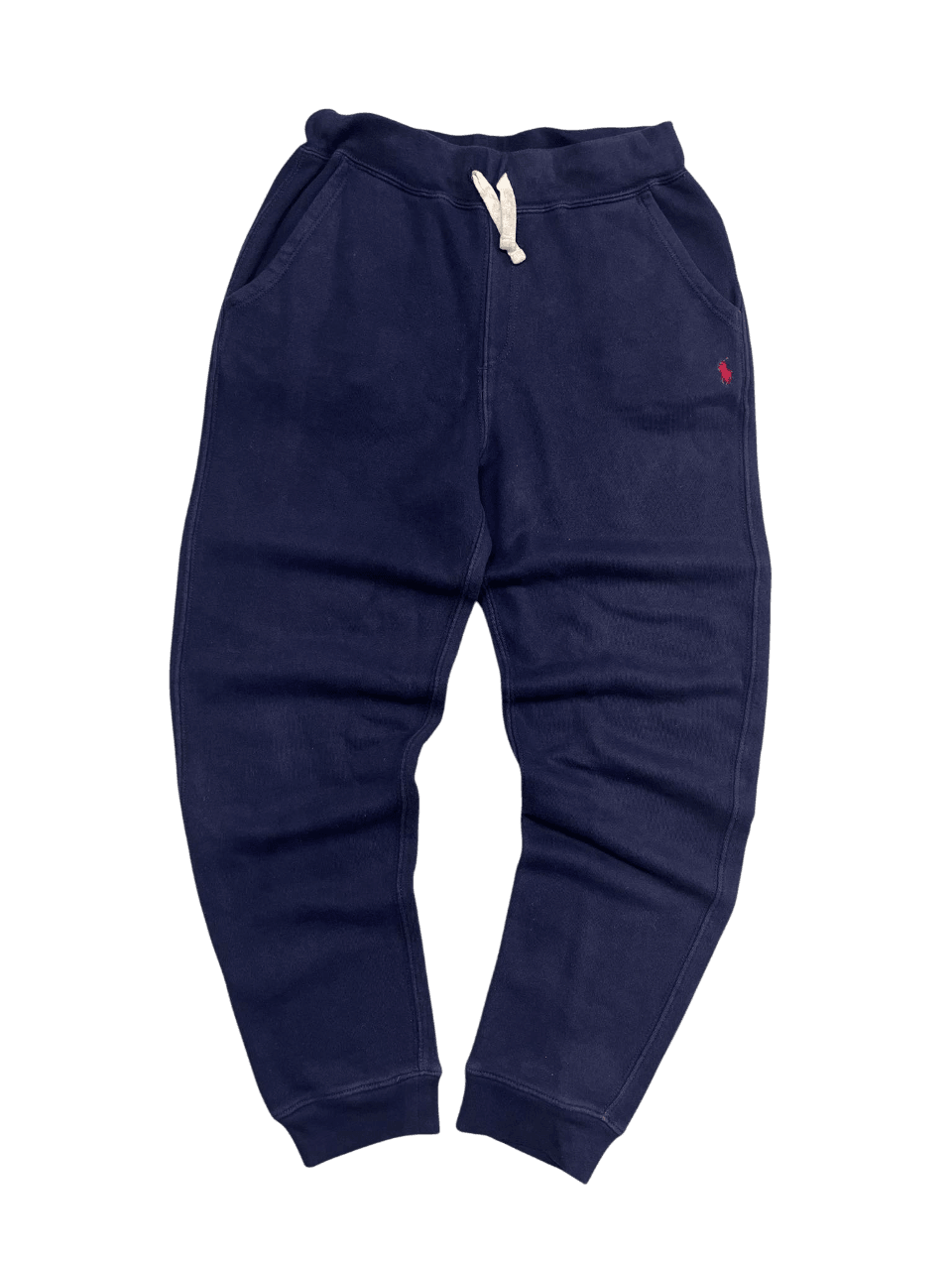Sötétkék vintage melegítőnadrág fehér zsinórral és piros logóval, streetwear stílus