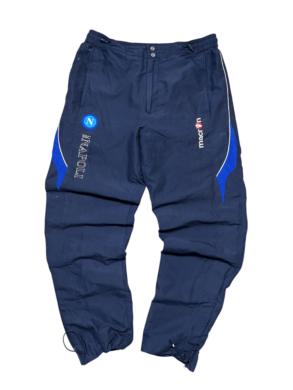 Sötétkék vintage SSC Napoli sport melegítőnadrág, Macron logóval, streetwear stílusban.