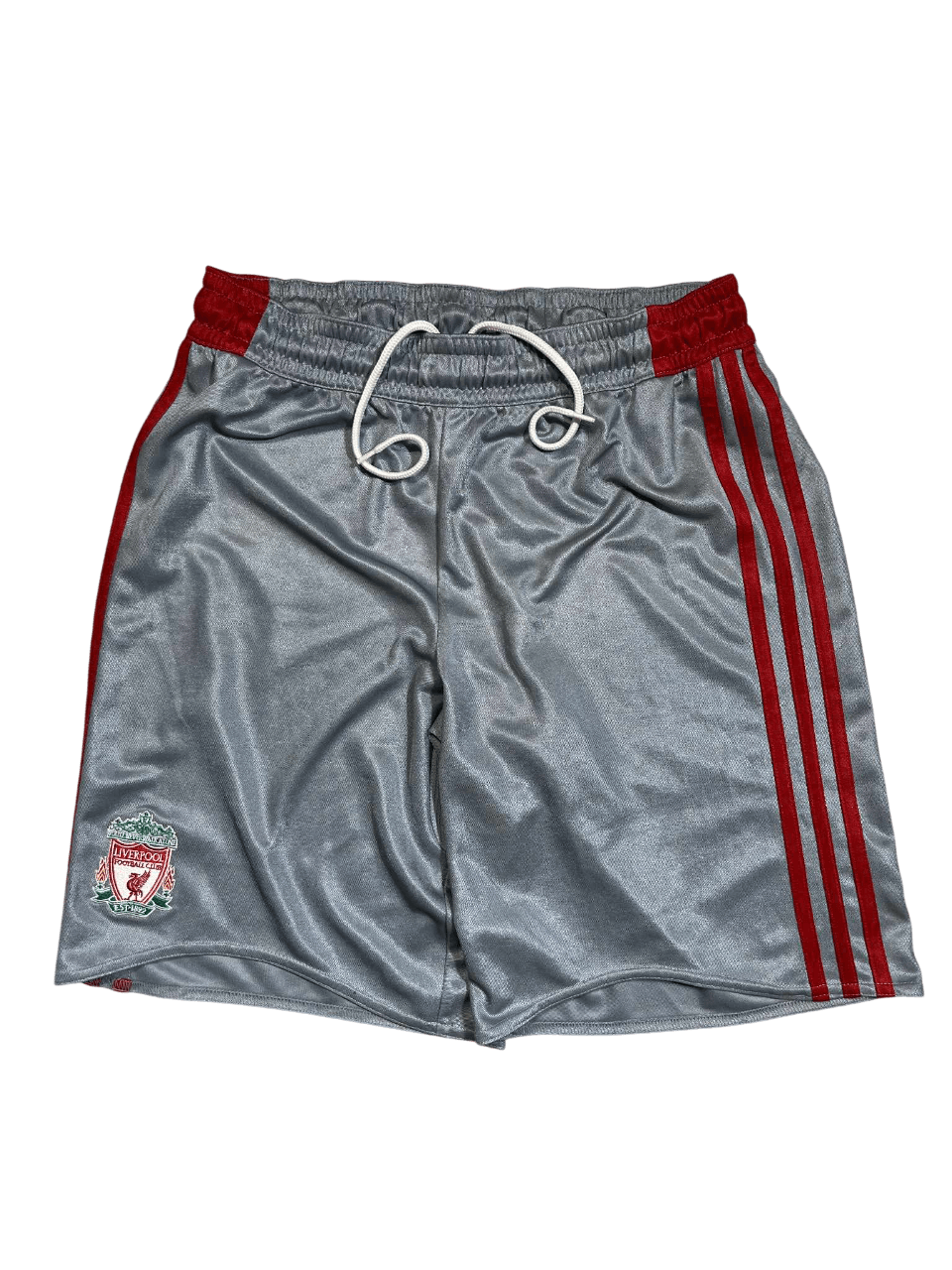 Szürke vintage Liverpool rövidnadrág piros csíkokkal, hímzett címerrel, streetwear stílusban