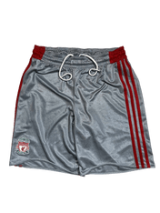 Szürke vintage Liverpool rövidnadrág piros csíkokkal, hímzett címerrel, streetwear stílusban