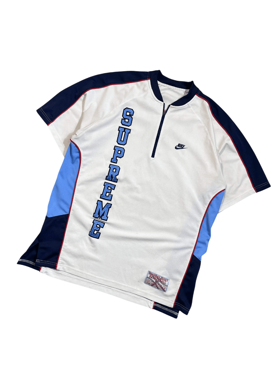 Fehér, kék és sötétkék vintage Supreme és Nike streetwear póló hímzett logóval.
