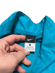 Nike kék streetwear dzseki címke közelről, S méret, sportos vintage stílus