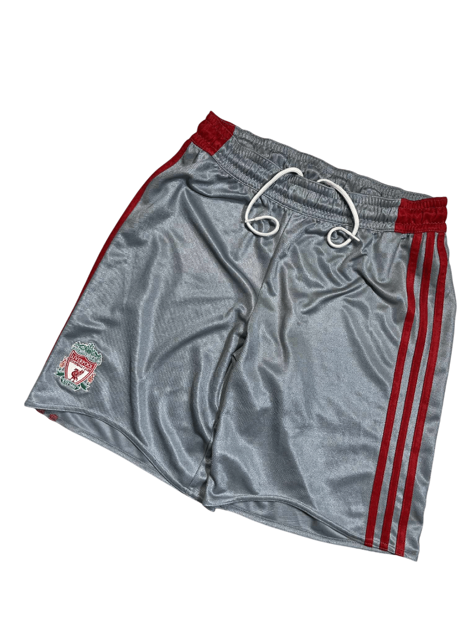 Szürke vintage Liverpool focishort, piros csíkokkal és hímzett klubcímerrel