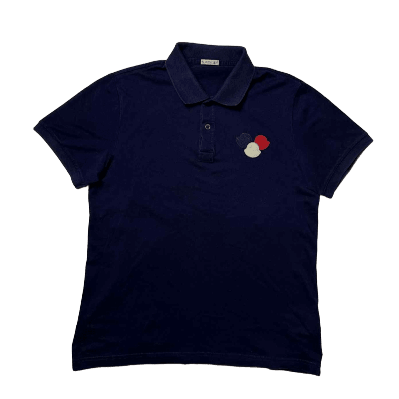 Sötétkék, rövid ujjú, galléros póló mellrészén hímzett, színes logóval, vintage streetwear stílusban.