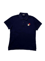 Sötétkék, rövid ujjú, galléros póló mellrészén hímzett, színes logóval, vintage streetwear stílusban.