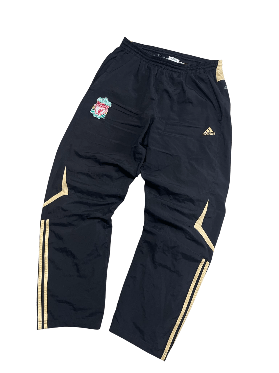 Fekete Adidas melegítő nadrág arany díszítéssel és Liverpool címerrel, vintage streetwear
