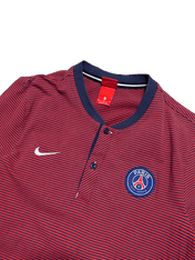 Piros-kék csíkos Paris Saint Germain galléros póló, Nike logóval, streetwear stílusban.