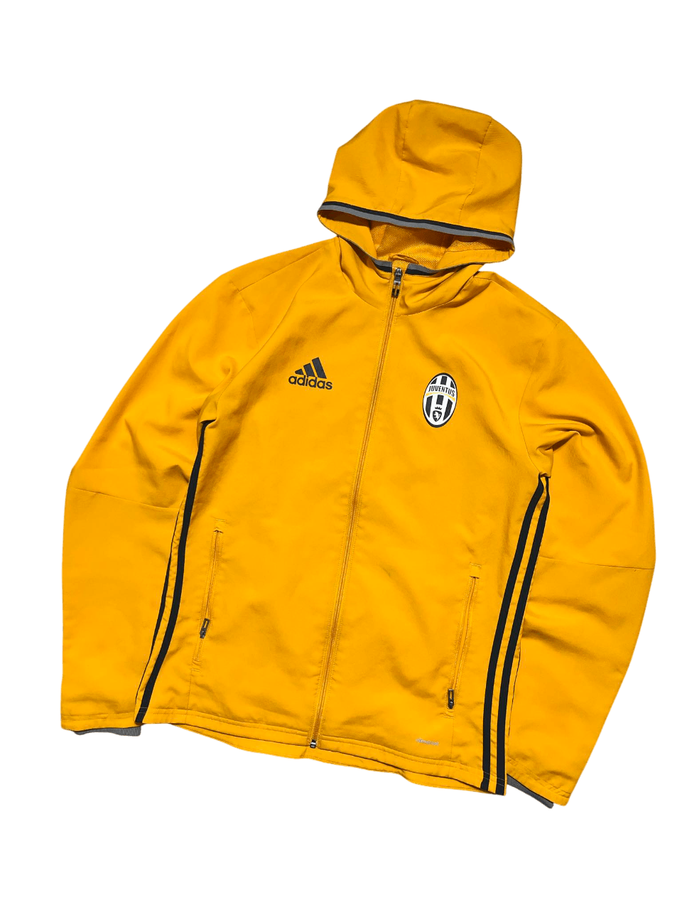 Sárga Adidas kapucnis Juventus dzseki cipzárral és fekete csíkokkal, streetwear stílusban.
