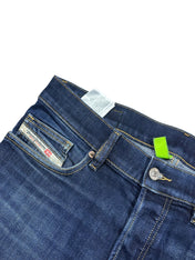 Candy Streetwear sötétkék Diesel D-Luster slim fit férfi farmernadrág részlete, fém gombokkal és logózott zsebbel.