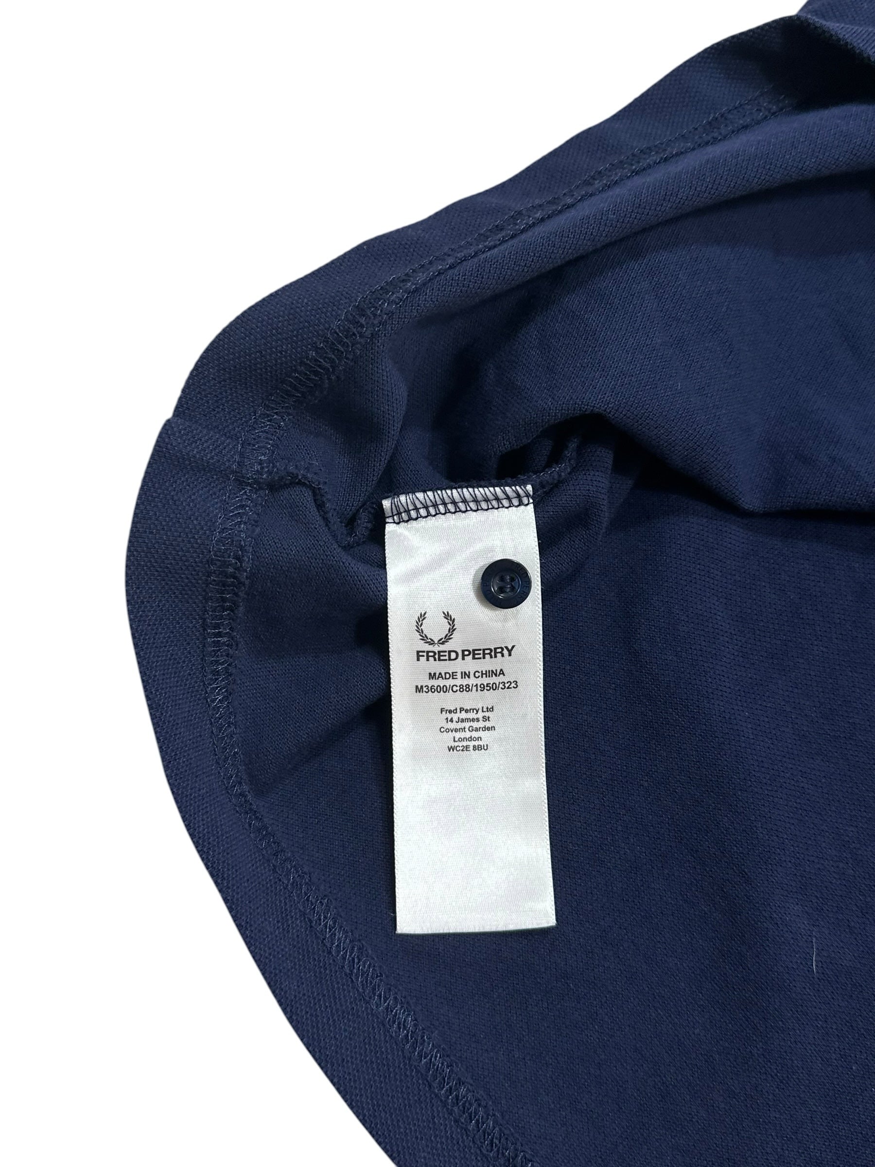 Candy Streetwear sötétkék Fred Perry pamut piké póló belső címkéje és tartalék gombja