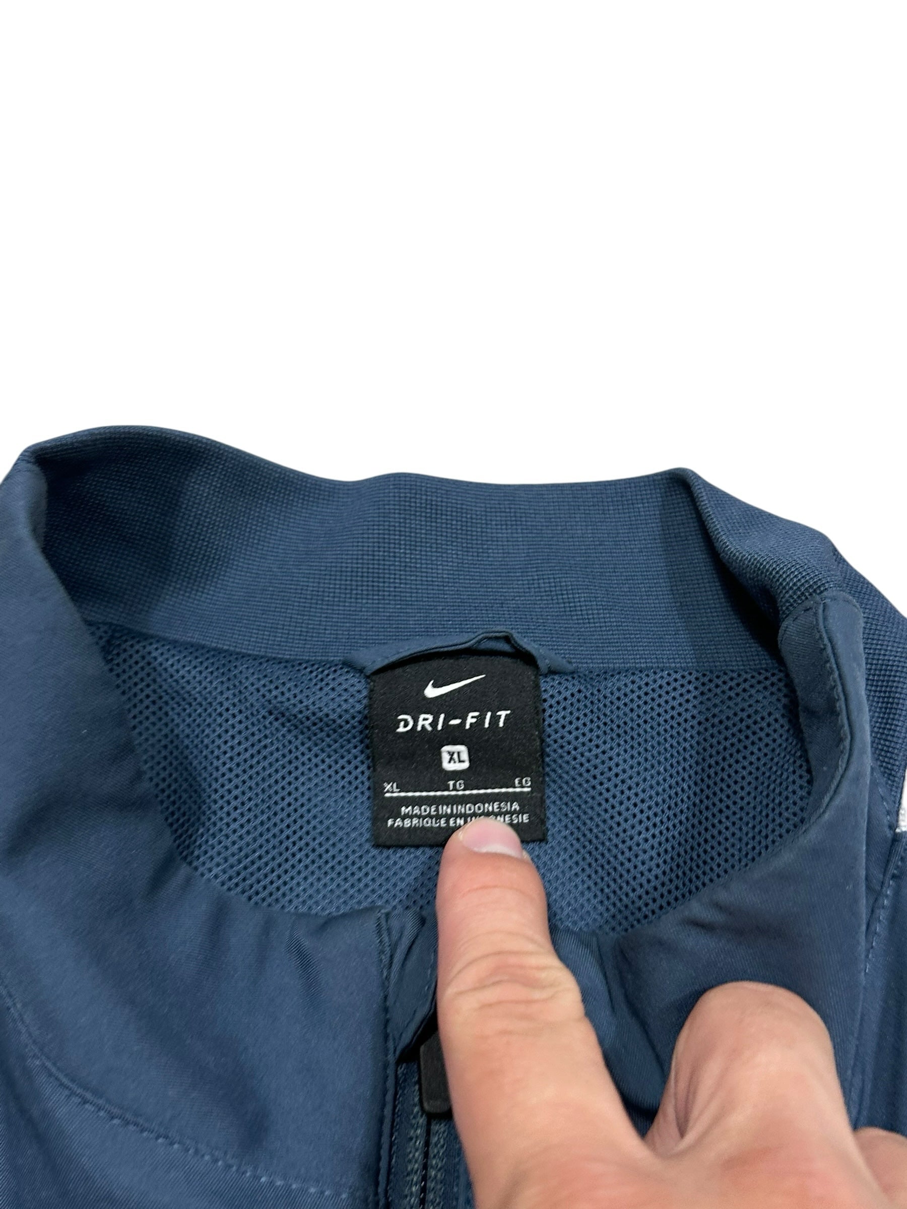 Candy Streetwear sötétkék Nike Dri-FIT sportdzseki belső nyakcímkéje és hálós bélése közelről