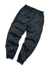 Candy Streetwear fekete, gyűrt hatású Nike melegítőnadrág bordó hímzett logóval, rugalmas derékpánttal és cipzárral.