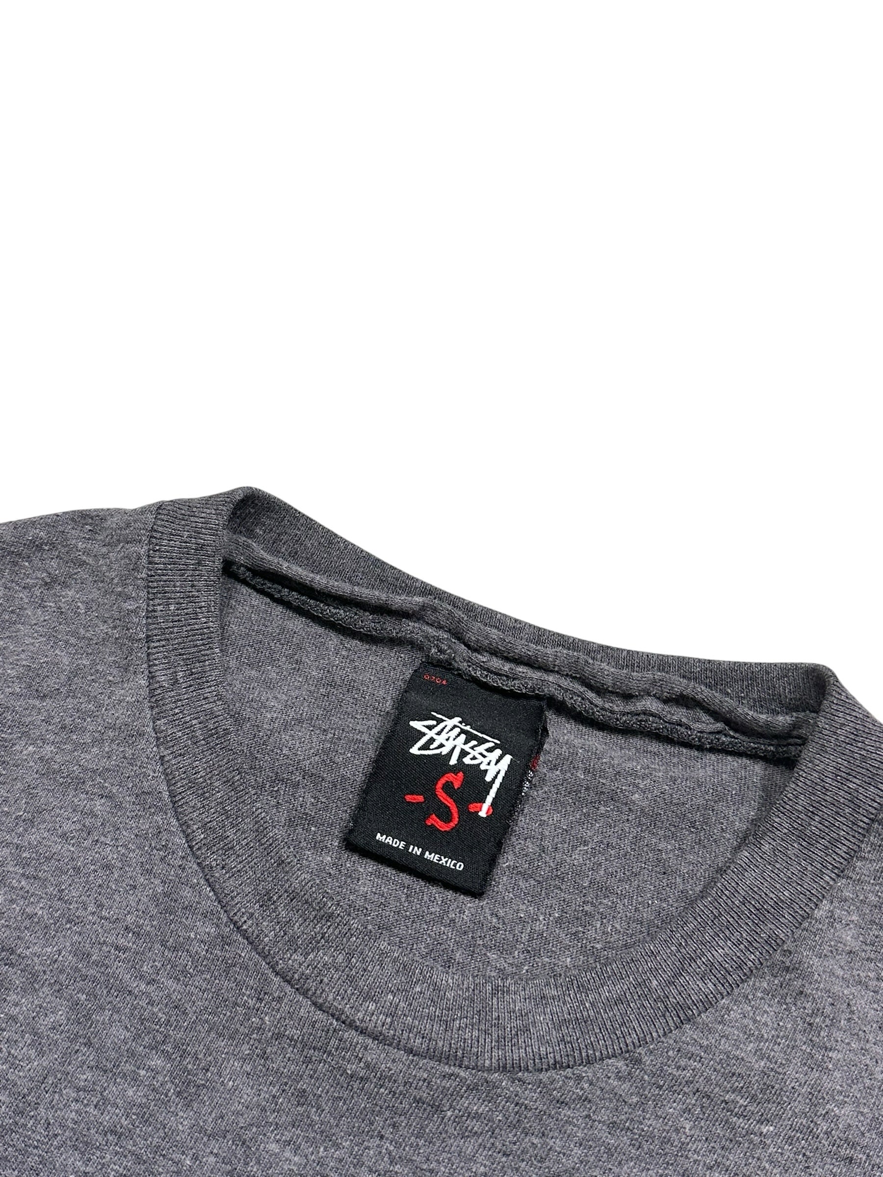 Candy Streetwear sötétszürke melírozott Stüssy póló nyakcímkével és méretjelzéssel