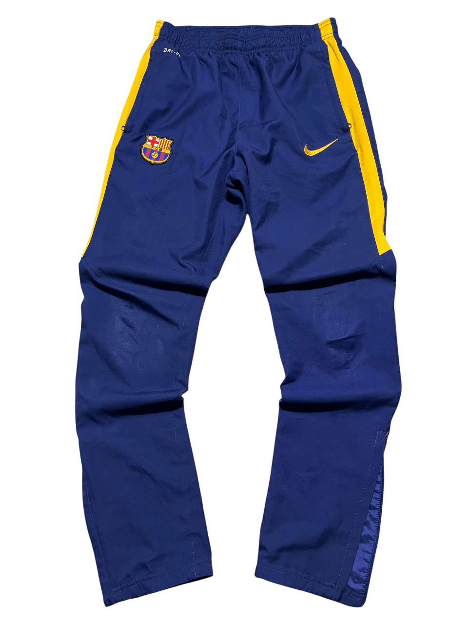 Kék vintage Nike melegítőnadrág sárga csíkkal és Barcelona címerrel