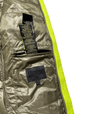 Blauer USA férfi streetwear dzseki belső címkéje, zöld és sárga részletekkel