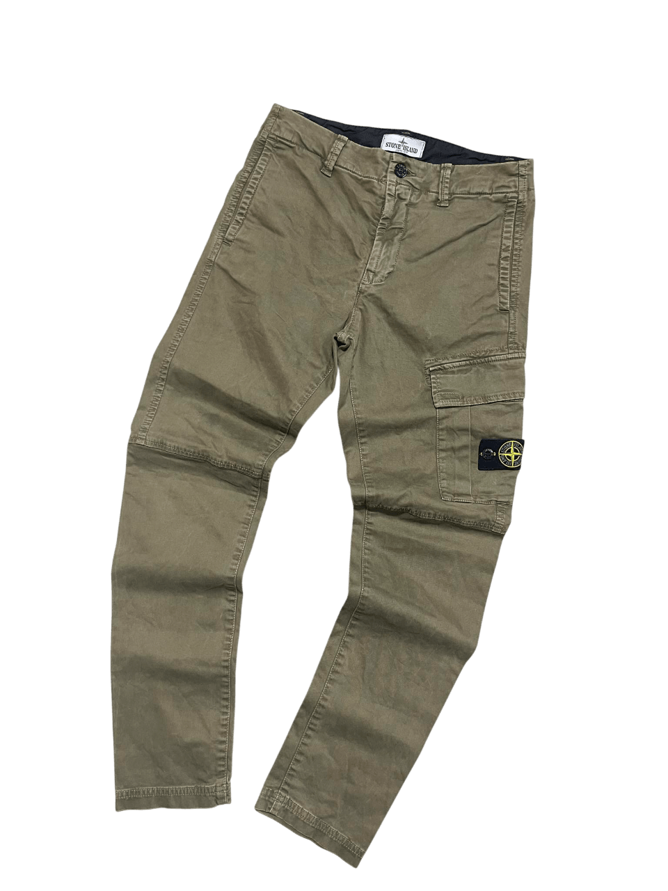Stone Island olíva zöld cargo nadrág, vintage streetwear stílus, logóval a zseben