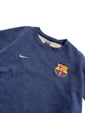 Vintage Nike sötétkék pulóver Barcelona címerrel, streetwear stílusú ruházat