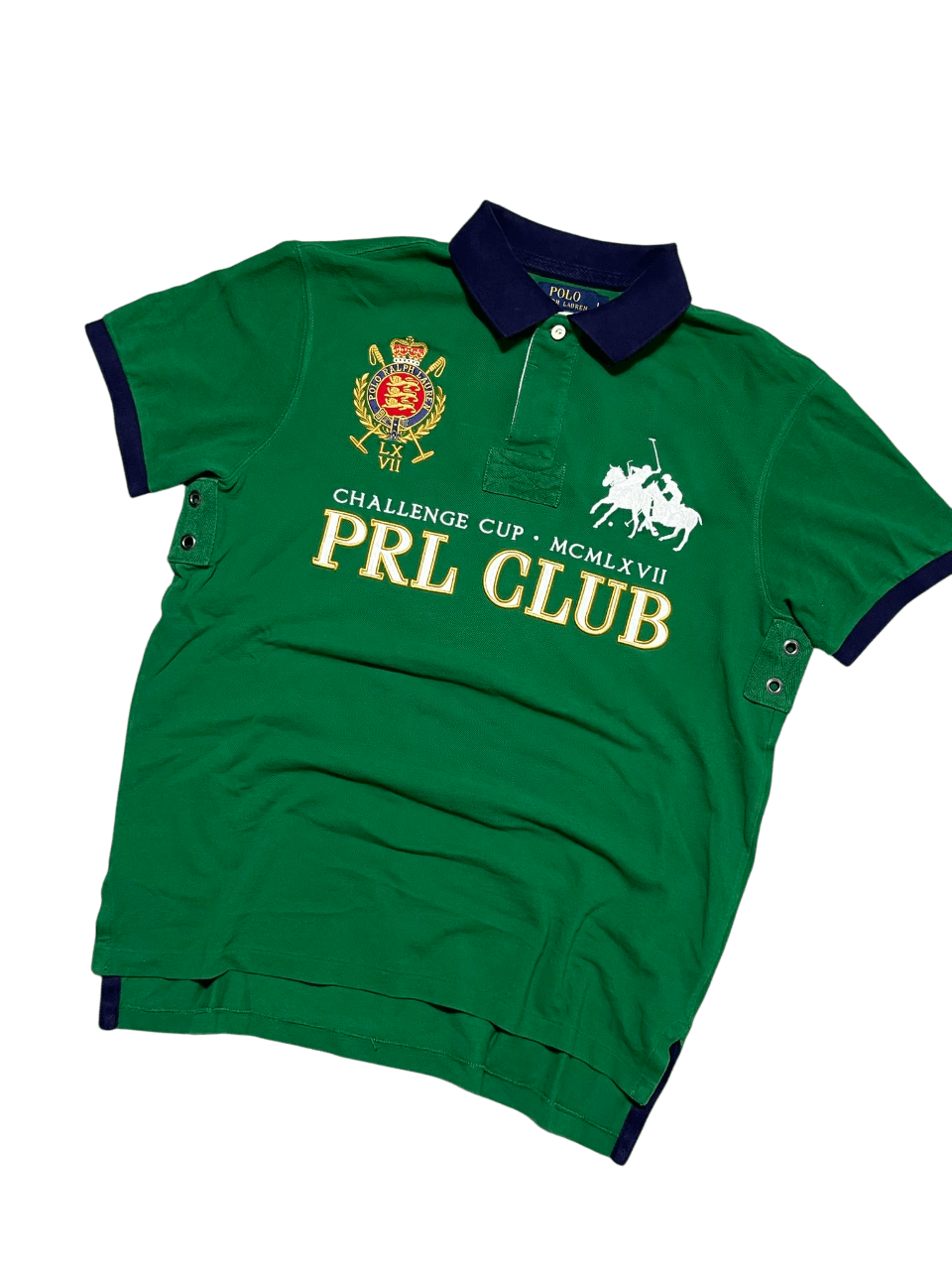 Zöld vintage férfi galléros póló, PRL CLUB hímzett mintával és arany logóval.