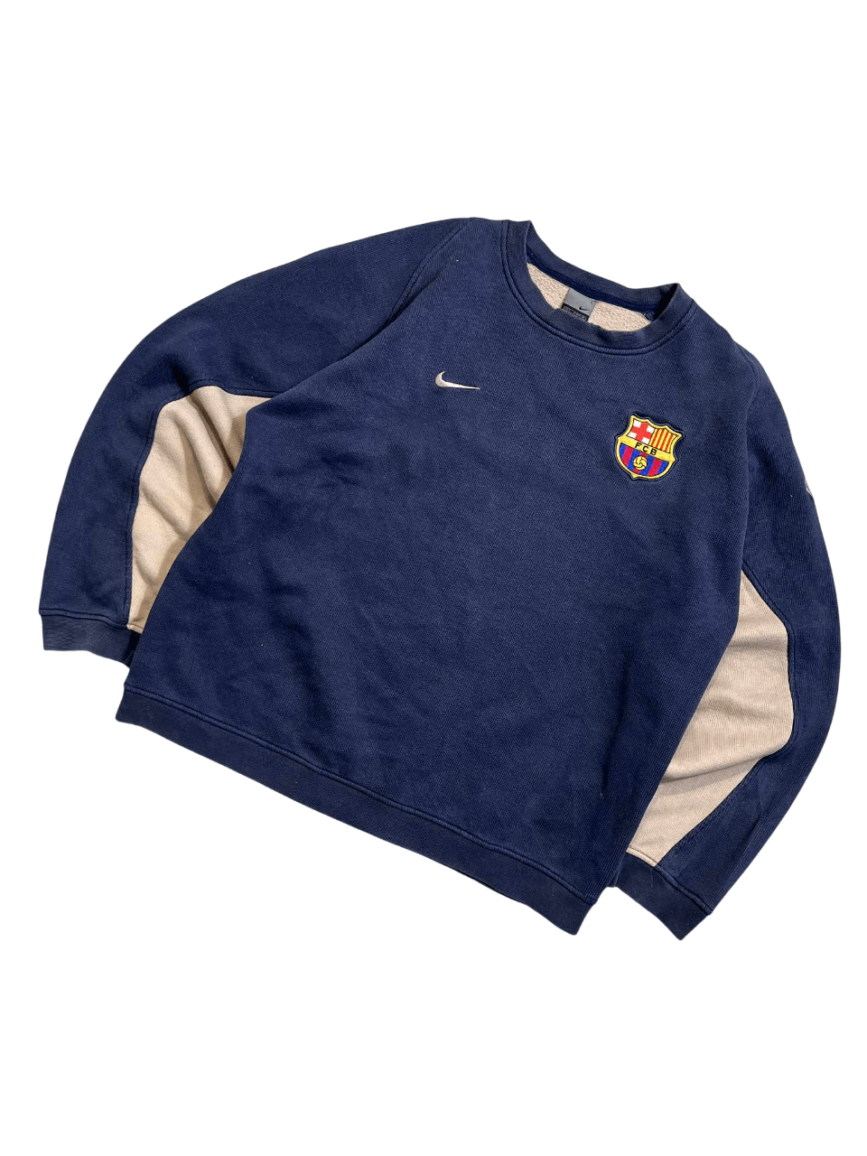 Sötétkék vintage Nike pulóver, FC Barcelona címerrel, kontrasztos ujjbetéttel.