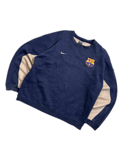 Sötétkék vintage Nike pulóver, FC Barcelona címerrel, kontrasztos ujjbetéttel.