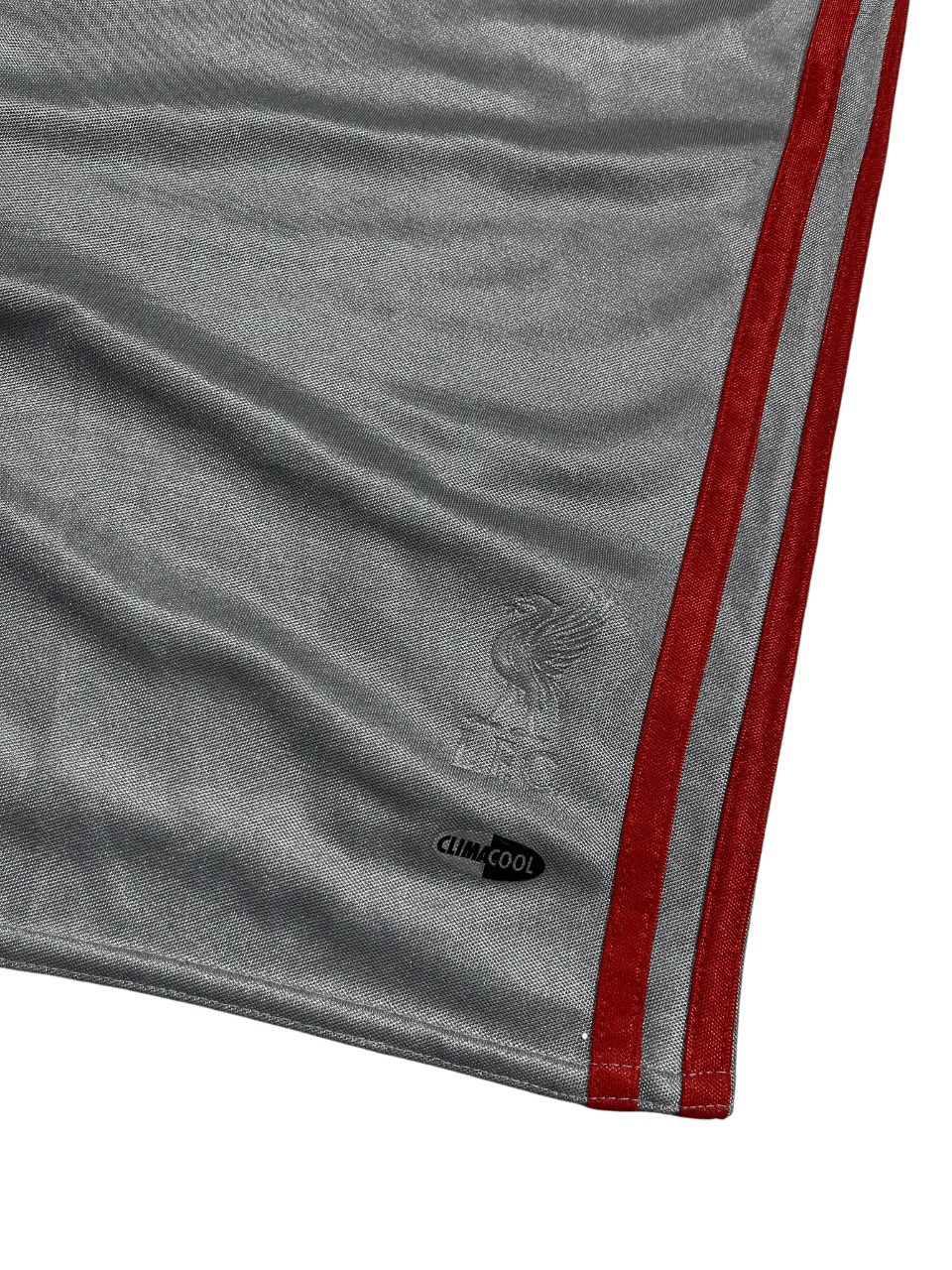 Szürke vintage sportmez piros csíkkal, Climacool logóval és hímzett címerrel.