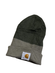Zöld-szürke Carhartt kötött sapka logóval, streetwear kiegészítő