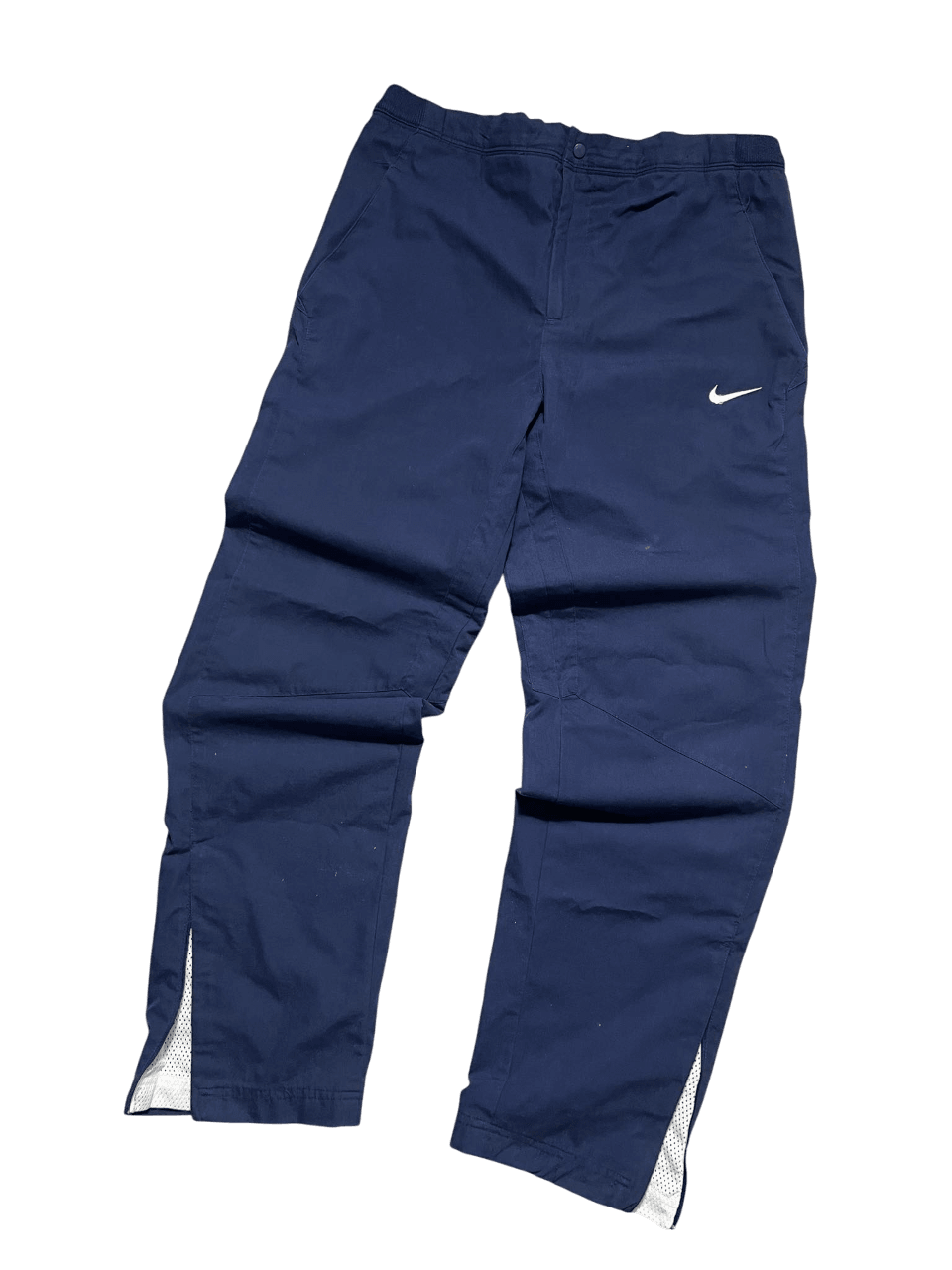 Sötétkék Nike sportnadrág, fehér logóval és oldalsó szellőző betétekkel, streetwear stílusban.
