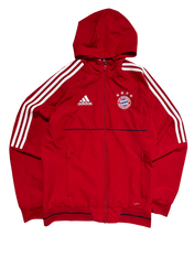 Piros Adidas kapucnis streetwear dzseki, FC Bayern München logóval és fehér csíkokkal.