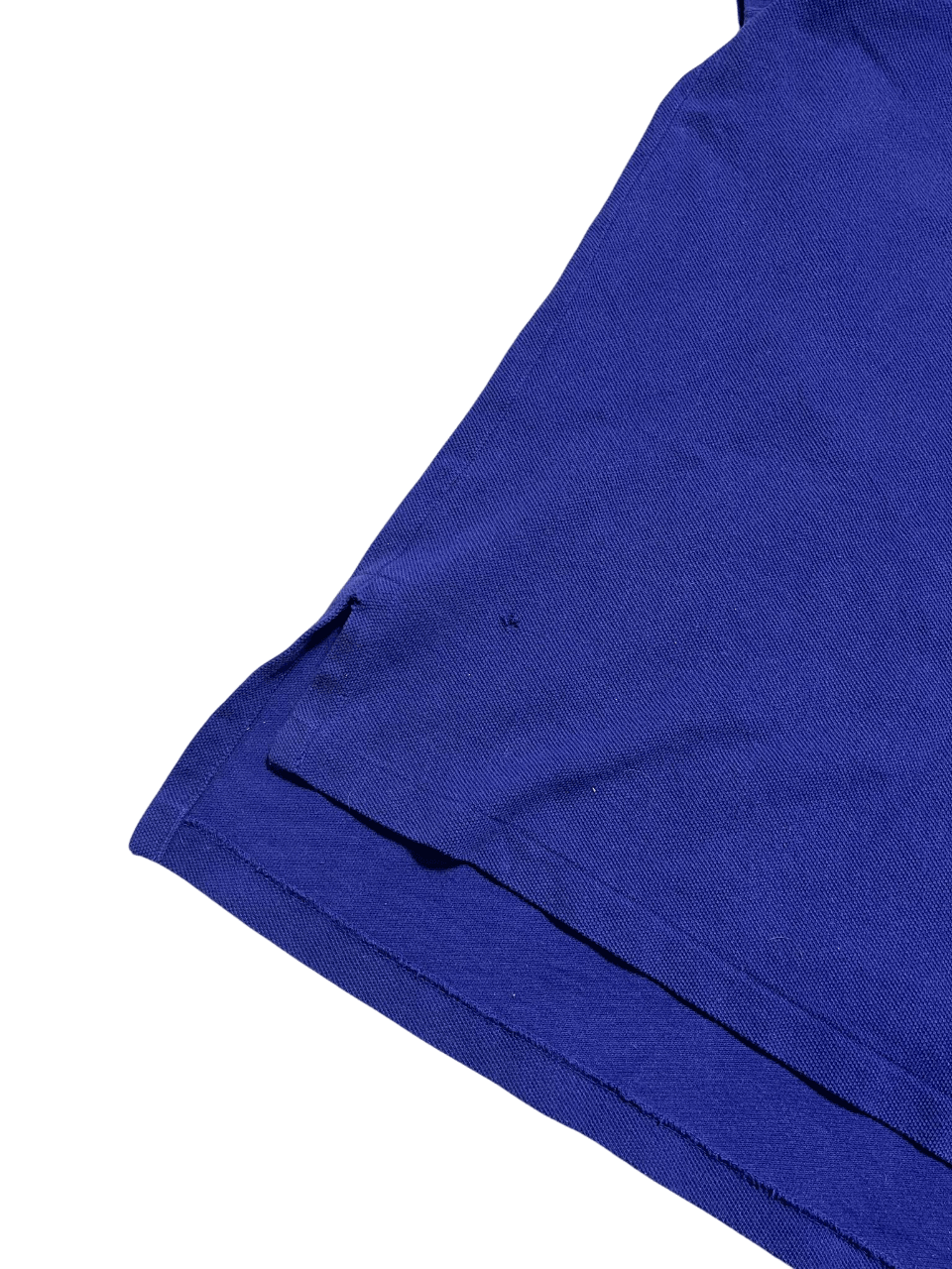 Kék streetwear póló alja, oldalhasítékkal, vintage stílusban, közelről