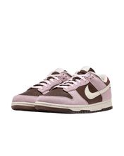 Barna és rózsaszín Nike streetwear sneaker, fehér logóval, klasszikus stílusban.