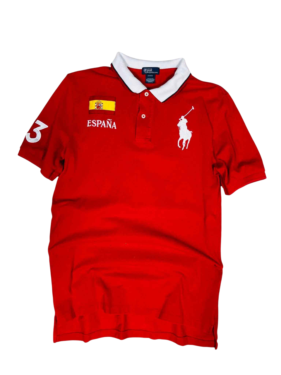 Piros Ralph Lauren póló, fehér gallérral, nagy logóval, spanyol zászlóval és 'España' felirattal.