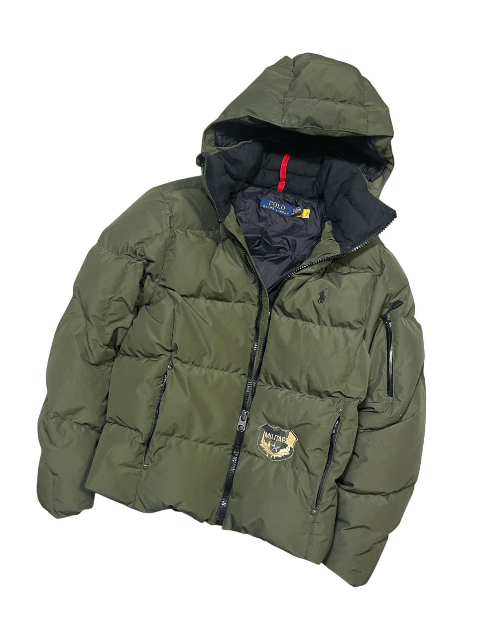 Zöld, kapucnis pufi dzseki, vintage streetwear stílusban, hímzett logóval az elején.