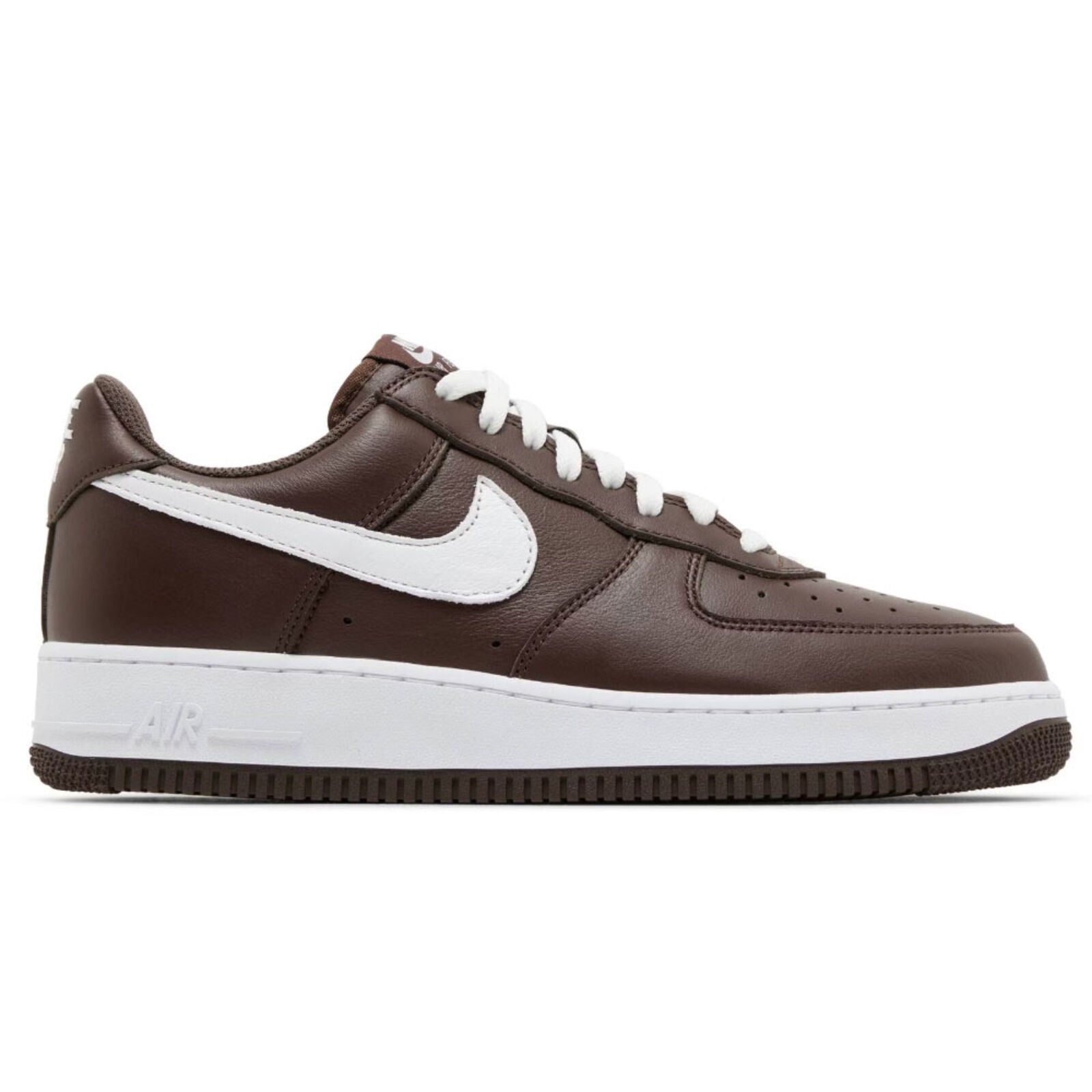 Barna-fehér sportcipő, klasszikus streetwear sneaker stílusban, oldalsó nézet